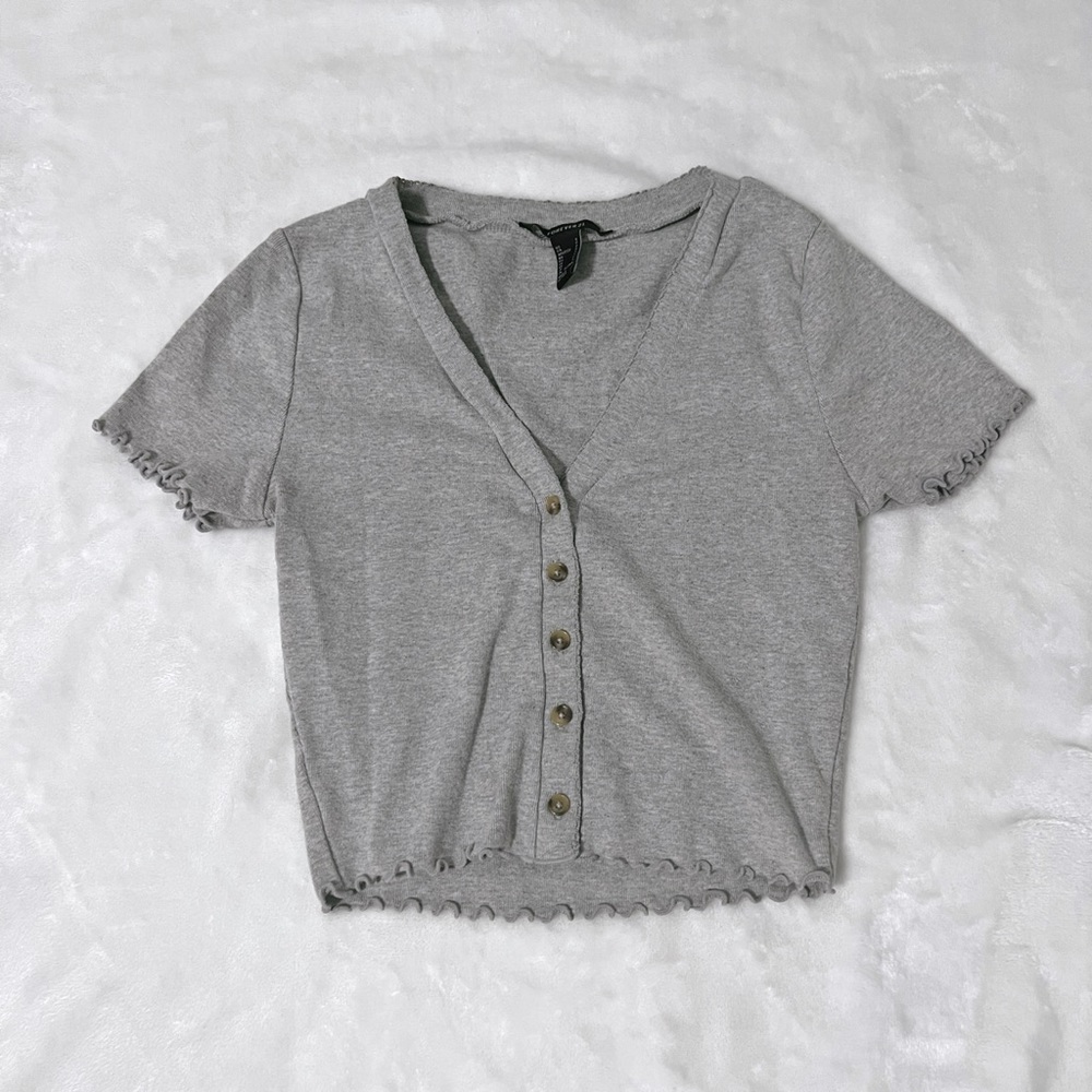grey short sleeve top
